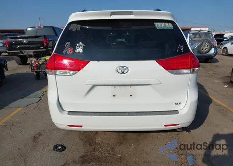 2013 Toyota Sienna Xle V6 8 Passenger z USA, uszkodzony, nr VIN 5TDYK3DC1DS380956